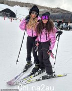 玛丽亚·凯莉 (Mariah Carey) 和双胞胎摩洛哥人 (Moroccan) 以及梦露 (Monroe) 在滑雪时协调“匹配的合奏”