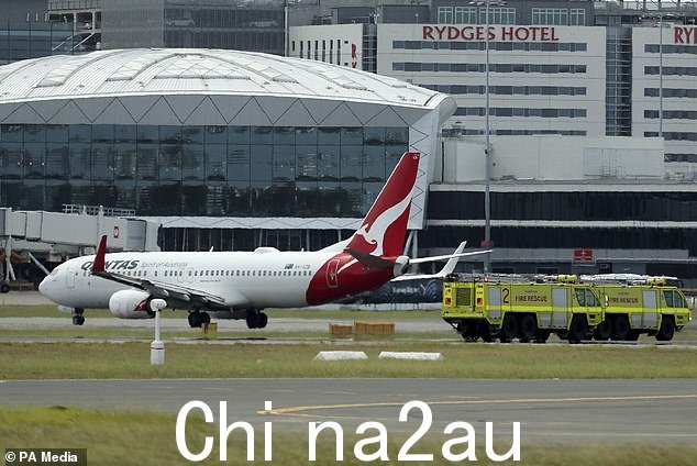 Qantas 飞机在悉尼机场安全降落后救火车停在附近(如图)