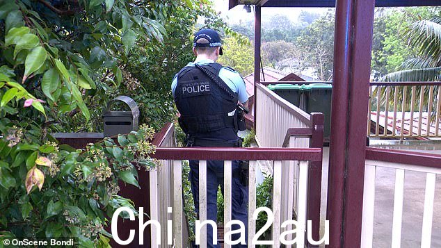警官在犯罪现场工作时,侦探们搜查了价值数百万美元的房屋