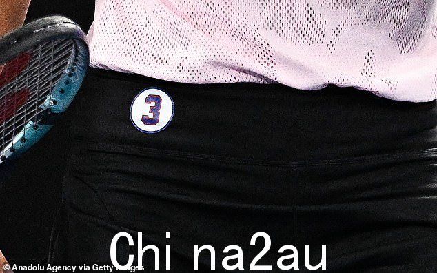 Pegula 在她的第二轮胜利中穿着布法罗比尔安全队的 3 号球衣