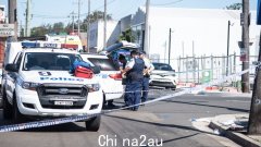 24 岁的男子在新南威尔士州警方在 Roselands 发现 91 岁男子的尸体后被捕，随后警察遭到化学烧伤