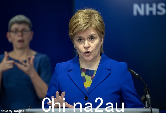 我不明白为什么 Nicola Sturgeon(如图)认为可以将允许使用身份证件的年龄从 18 岁降低到 16 岁