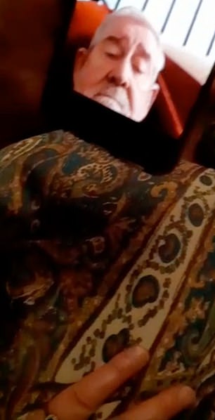 有人看到莱斯利·亨特 (Lesley Hunter) 在她位于诺维奇的家中告诉 75 岁的大卫·亨特,‘你不能离开我’,距离这位英国养老金领取者在塞浦路斯的退休别墅 2500 英里。最大宽度:100%