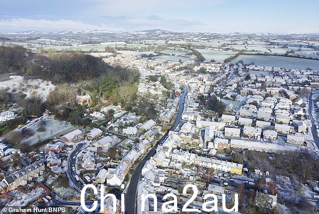 周三早上居民醒来时,多塞特郡的布里德波特镇被一层薄薄的雪覆盖