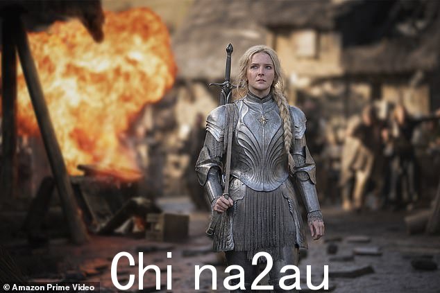 万众期待:备受期待的第二季于 10 月开拍,8 集定于 2024 年上映。图为:Morfydd Clark 饰演凯兰崔尔