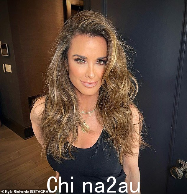 化妆专家:凯尔·理查兹 (Kyle Richards) 有了新发型。周二晚上,这位 54 岁的明星在 Insta Stories 上展示了她新鲜的分层发型和亮点