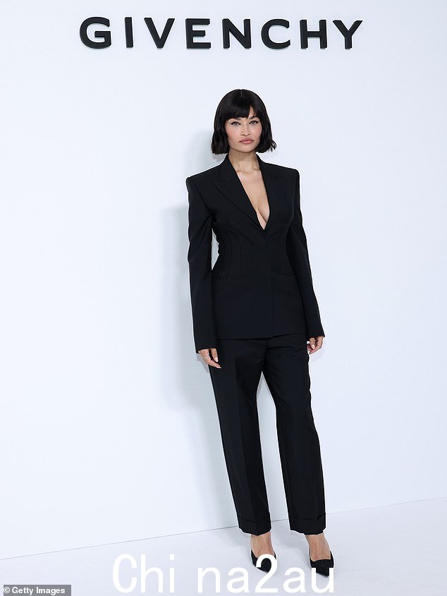 难以置信:Shanina Shaik 周三在巴黎时装周期间参加了 Givenchy 男装 2023-2024 秋冬秀,看起来简直是轰动一时