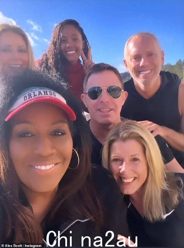 Gang:她加入了娱乐圈的好朋友,包括 Alison Hammond、Rob Rinder、Carol Vorderman、Denise Welch、Alex Scott 和 Jason 本人