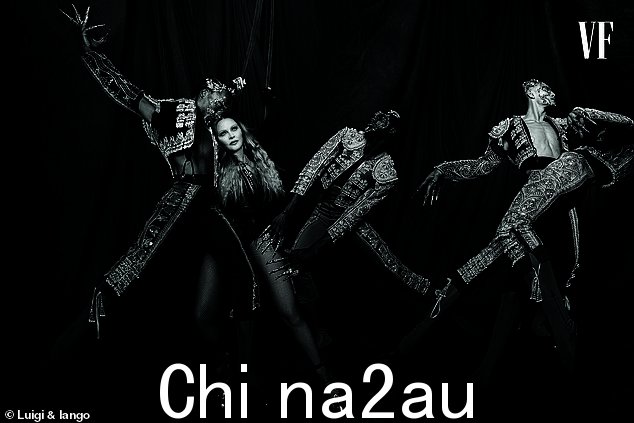 Photoshoot:在第四张黑白照片中,麦当娜在斗牛的包围下似乎被绳子吊起来