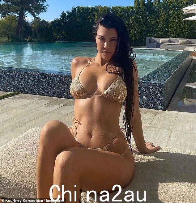 努力吧:考特尼·卡戴珊 (Kourtney Kardashian) 即使在四十多岁的时候也设法保持了良好的身材。周二,特拉维斯·巴克 (Travis Barker) 43 岁的妻子在她的网站 POOSH 上分享了一些她最喜欢的瑜伽动作之一是保持苗条