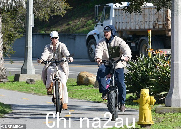 骄傲的父母:这对夫妇向 2020 年 8 月出生的孩子们致敬, 以微妙的方式