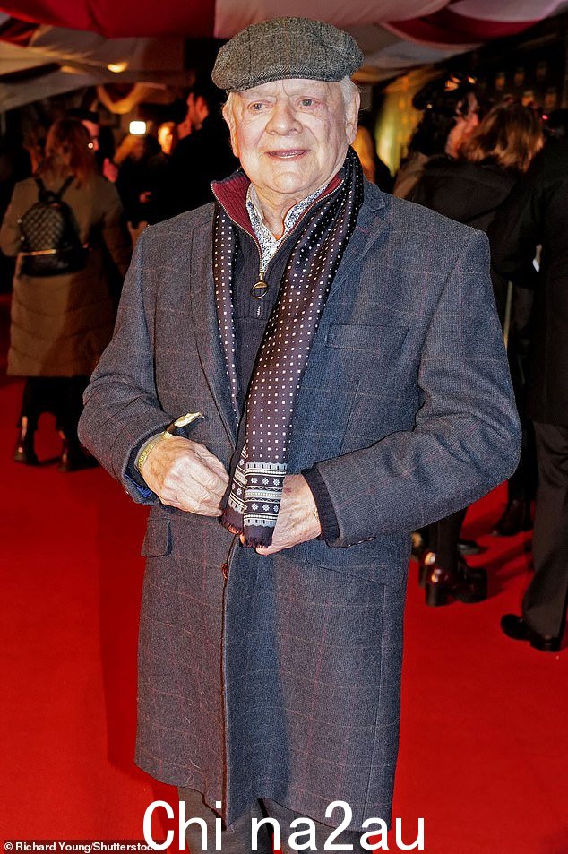 成就:31 年后的 1996 年 12 月 26 日,2430 万人观看了他在 Only Fools And Horses 的圣诞特辑中饰演 Derek 'Del Boy' Trotter