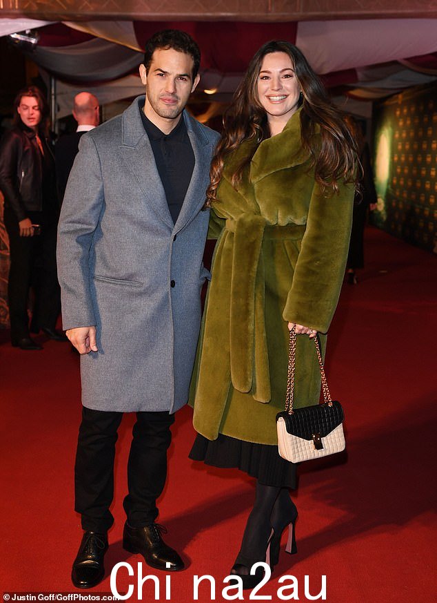 夫妇:Kelly Brook 和她的丈夫 Jeremy Parisi 一起度过了一个愉快的夜晚,因为他们参加了星期三在皇家阿尔伯特音乐厅举行的太阳马戏团 KURIOS 首映式