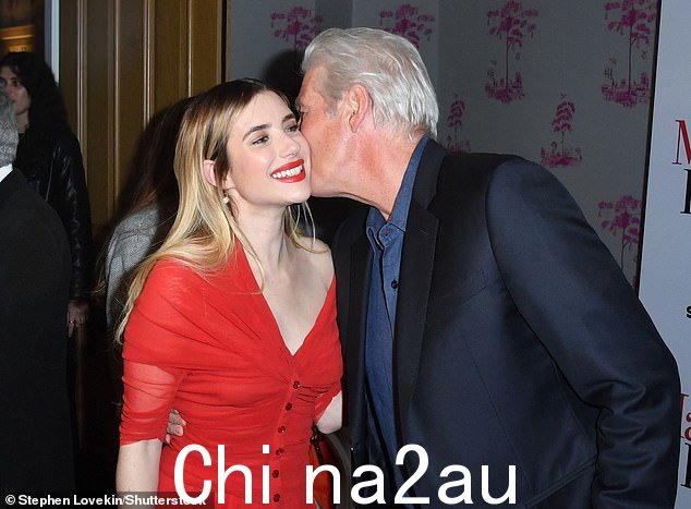 Old smoothie Richard Gere 和他的搭档 Emma Roberts 在纽约放映即将上映的浪漫喜剧 Maybe I Do