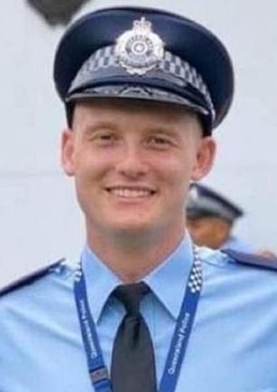 Constable Matthew Arnold 腹部中弹。子弹顺着他的脊椎到达他脖子附近的某个地方,他几乎立即死亡