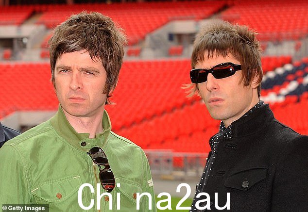 Plea:50 岁的 Oasis 歌手周三在 Twitter 上发推文说,Noel 在他们长期不和的情况下联系了他,并询问歌迷他是否应该“滚蛋”(图 2008 年)