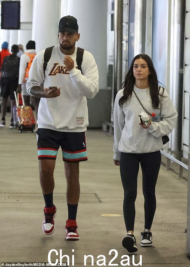 网球巨星 Nick Kyrgios 和他的女友 Costeen Hatzi 在星期四返回悉尼时被发现面色阴沉