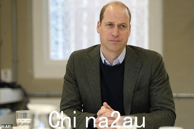 威尔士亲王在伦敦 Depaul UK 会见员工和服务用户时看起来很专业