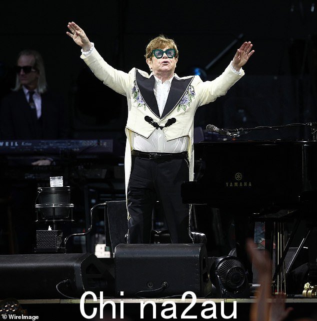 The Muriel's Wedding 明星,50 岁,参加了 Elton John 的告别黄砖公路巡回演唱会