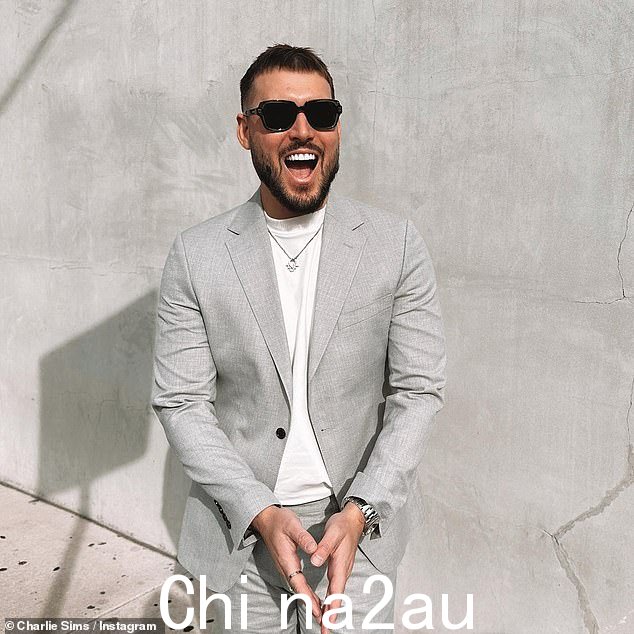 过着这样的生活:Charlie Sims 有 g我想看看他新的 A-list 生活,在最近搬到洛杉矶后,他一直与好莱坞皇室成员擦肩而过