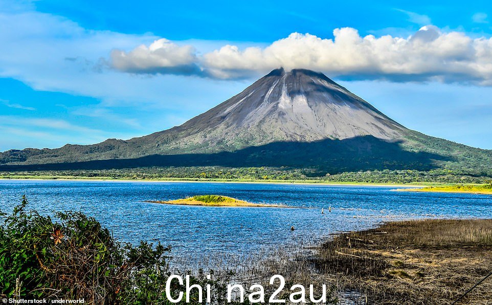 阿雷纳尔火山目前很安静 ¿ 最后一次喷发是在 1968 年 ¿ 但周围古老的熔岩场证明了它的存在波动性,Kate notes