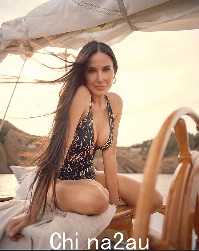Demi Moore,她的大女儿 Rumer 即将迎来她的第一个孩子,最近她在 Instagram 上发布了一篇标题为“进入我火辣、古怪、精神错乱的祖母时代”的帖子,欢呼这一翻天覆地的变化。 class=