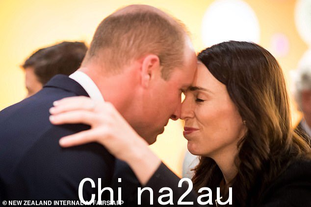 威廉王子(左)被新西兰总理杰辛达·阿德恩穿着传统的毛利“hongi”迎接。