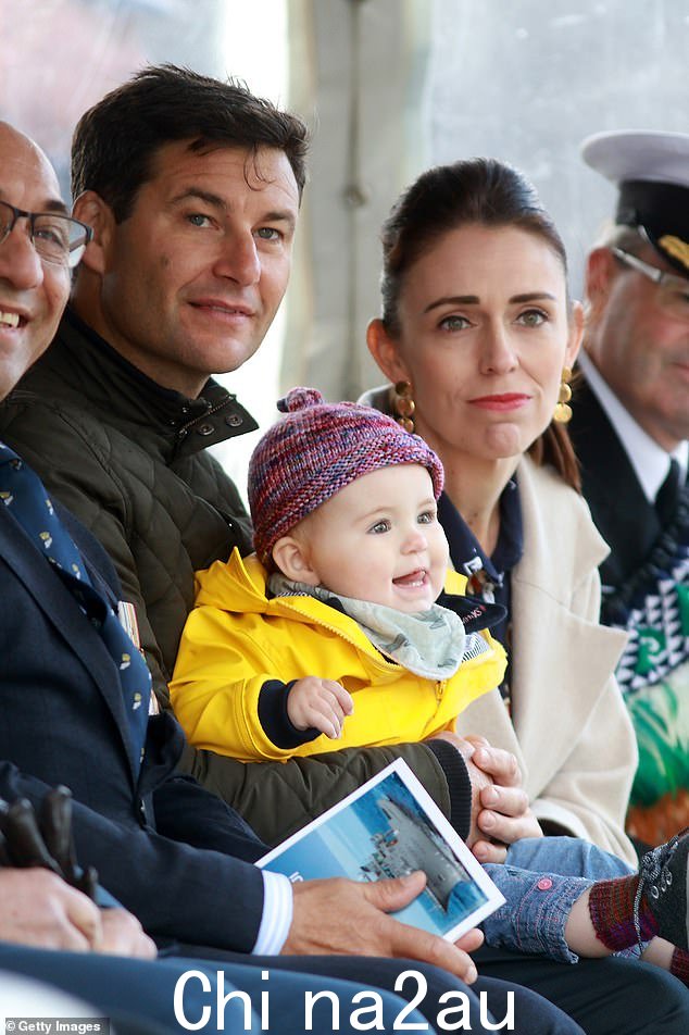 新西兰总理 Jacinda Ardern(右)与她的伴侣 Clarke Gayford 和他们的女儿 Neve 于 2019 年 6 月 7 日在奥克兰合影