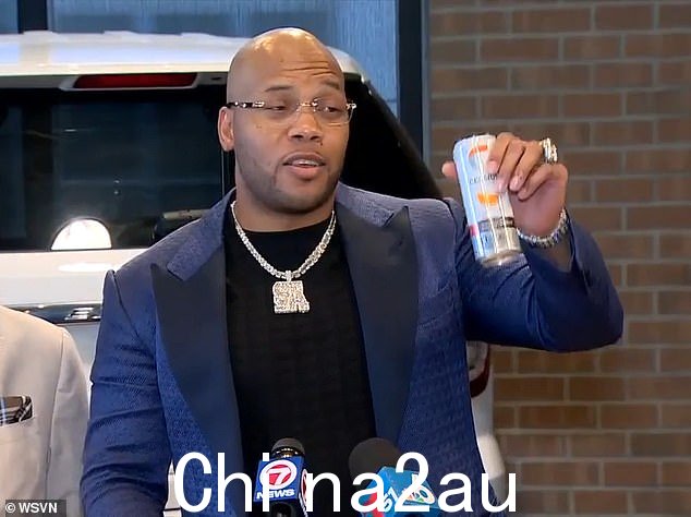 最新:Flo Rid一名 43 岁的男子周三因违反与能量饮料制造商 Celsius 的诉讼而被佛罗里达州布劳沃德县的陪审团判给 8260 万美元。在打赢官司后,他喝了一口能量饮料