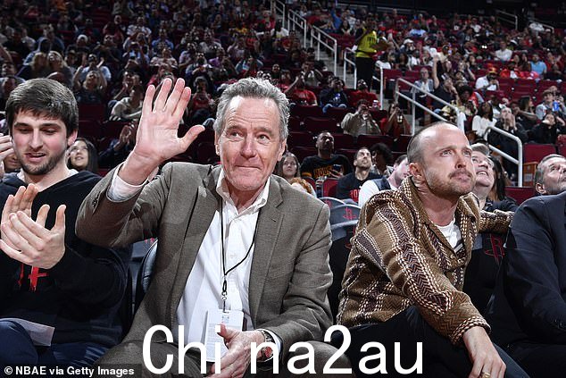 签名:Cranston 和 Paul 将于周四上午 10 点至 11 点在 Spec's Wine、Spirits and Finer Foods 为他们的 Los Hombres 龙舌兰酒瓶签名
