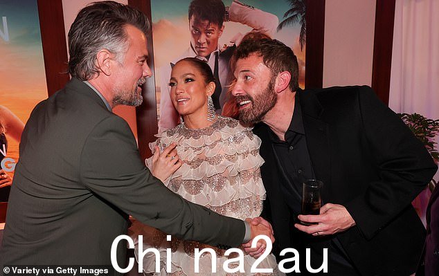 对视:J-Lo 和 Ben 也与她的男主角 Josh Duhamel 一起度过了一个温馨的时刻,他在首映礼上看起来每一寸都像银狐。