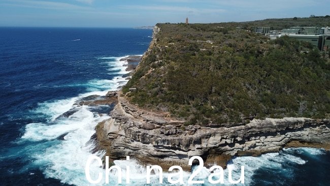 这位 20 岁的学生在 Blue Fish Point 被冲下岩石在悉尼北部。图片:John Morcombe