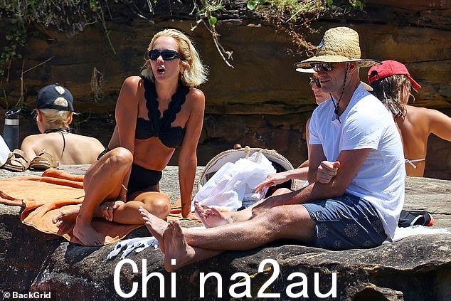 回到悉尼,Pip Edwards 被拍到与前 NRL 球员 Matt King 和他的妻子、普拉提企业家 Kirsten King 在戈登斯湾的岩石上放松