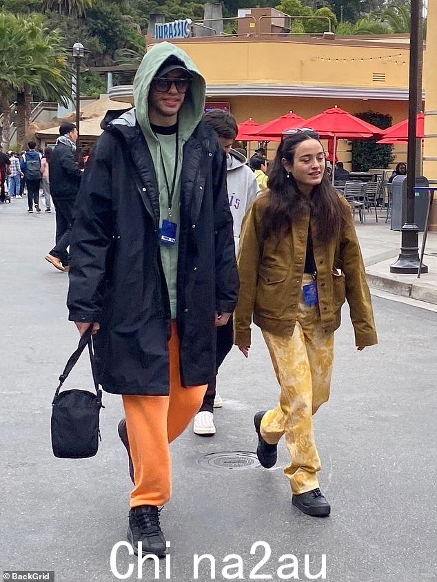 共度时光:这是联合主演最近一起狂欢的一系列视频群聊中的最新一次