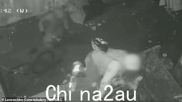 受害人,20 多岁,跳过花园围栏,但无法逃脱暴徒,暴徒近距离用武器朝他的脸开枪