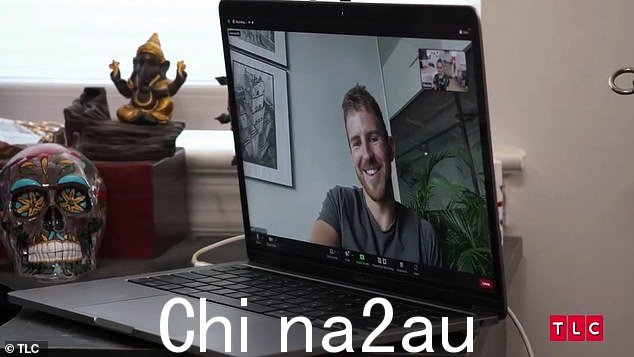 来自威尔士的旅行者丹看到了她的真人秀第一季,并在送花之前在社交媒体上联系了她,这导致他们经常交谈