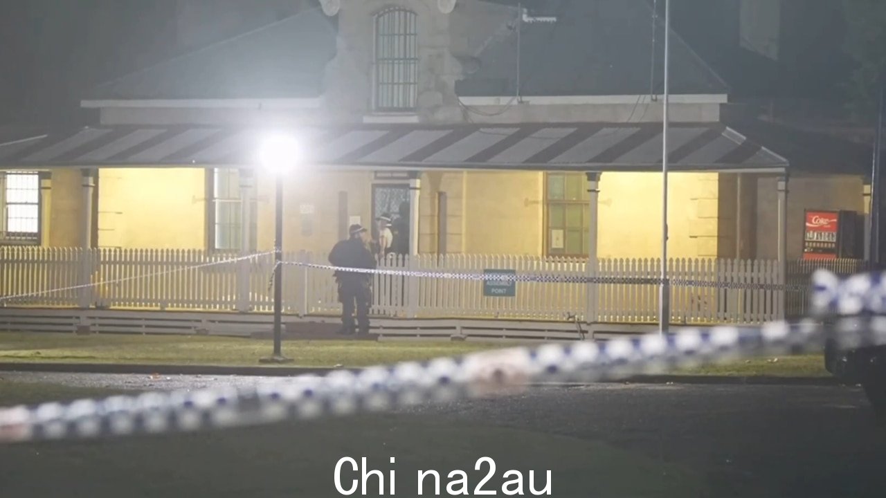 48-岁一名男子被新南威尔士州警方开枪打死” /><p>周四晚上,新南威尔士州警方在该州北部开枪击毙了一名持枪指着警察的男子,随后展开了一项重要调查。</p><p>就在下午 6 点之前,一名 48 岁的男子出现在巴利纳以西约 200 公里处的坦特菲尔德警察局,并用枪指着新英格兰警区的警察。</p><p>警察对威胁作出反应并开枪男性。目前尚不清楚发射了多少发子弹,也不知道有多少警员开枪了。</p><p>警员和新南威尔士州救护车护理人员试图救回这名男子,但他被宣布当场死亡。</p><p> p><p>使用 Flash 直播和点播更多本地新闻。1 个地方有 25 个以上的新闻频道。初次接触 Flash?免费试用 1 个月。优惠活动将于 2023 年 10 月 31 日结束</p><img class=