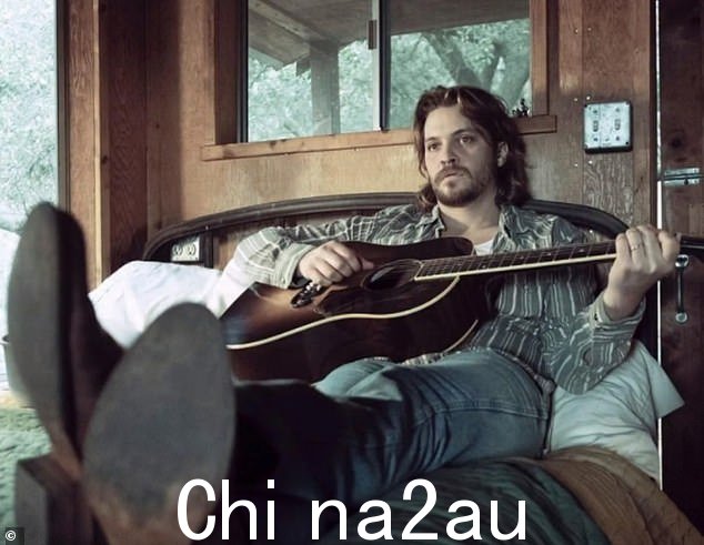 音乐人:Luke Grimes 周三在 Instagram 上分享了一张新照片,感谢 Yellowstone 在季中大结局中使用他的新歌《No Horse To Ride》
