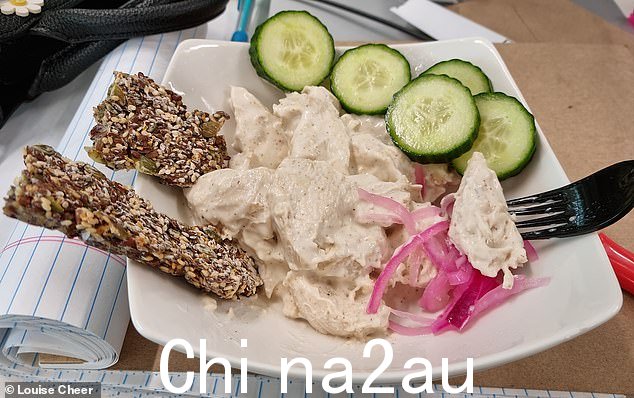 经典鸡肉沙拉酱油ee veganaise、黄瓜、腌红洋葱和饼干