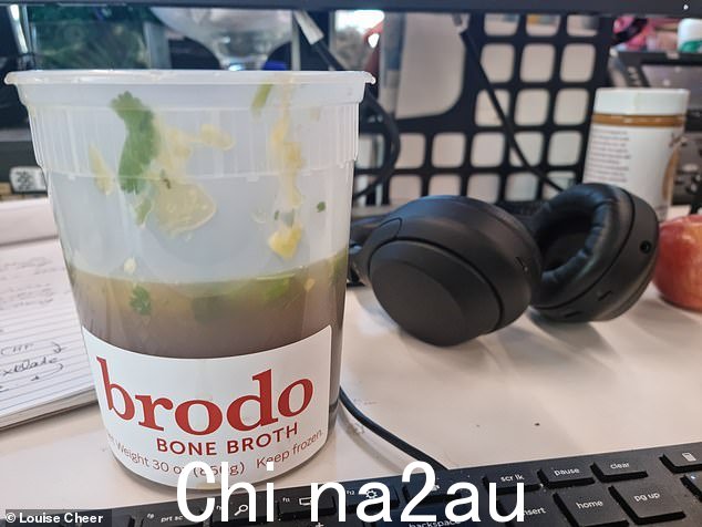 第五天的早餐需要一杯 Make My Day Smoothie,但昨晚的晚餐我喝了一些骨头汤