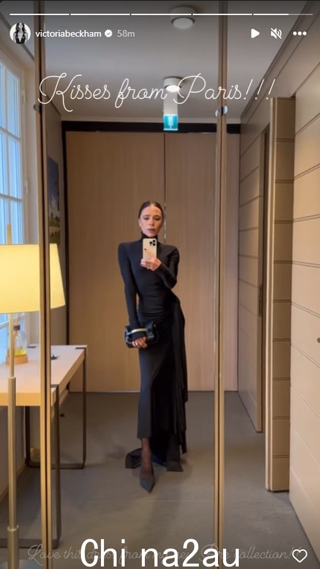 '巴黎之吻':维多利亚·贝克汉姆 (Victoria Beckham) 周四前往法国首都时身穿紧身黑色礼服,看上去典型地别致