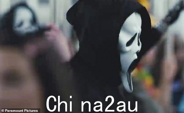 无论从哪里看:Ghostface 似乎是一种流行的服装选择,因为可以看到许多狂欢者穿着角色标志性的兜帽和面具