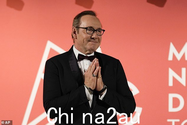 荣幸:这位演员说他感到'真正的幸福和感激'在星期一的仪式上获得荣誉