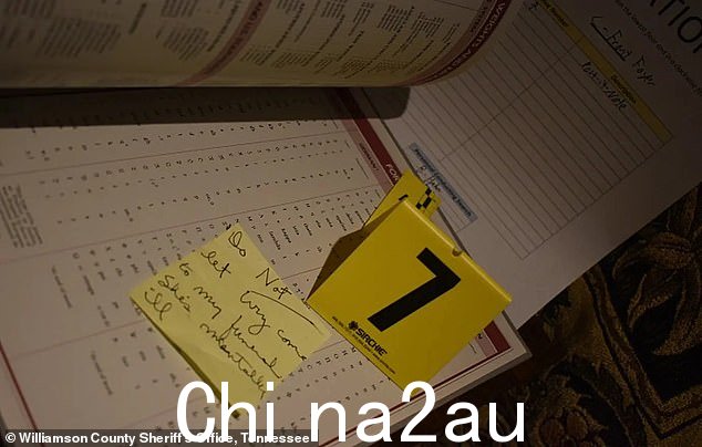 Naomi 的自杀包括一张字条,显然要求不允许 Wynonna 参加她的葬礼,并称她为'精神病患者'