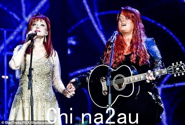 Naomi 和 Wynonna Judd 于 2010 年在圣路易斯登台演唱