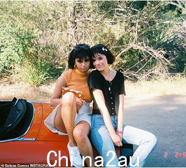 记忆通道:Selena Gomez 星期四早上去 Instagram 与朋友 Connar Franklin 分享一张有趣的复古照片