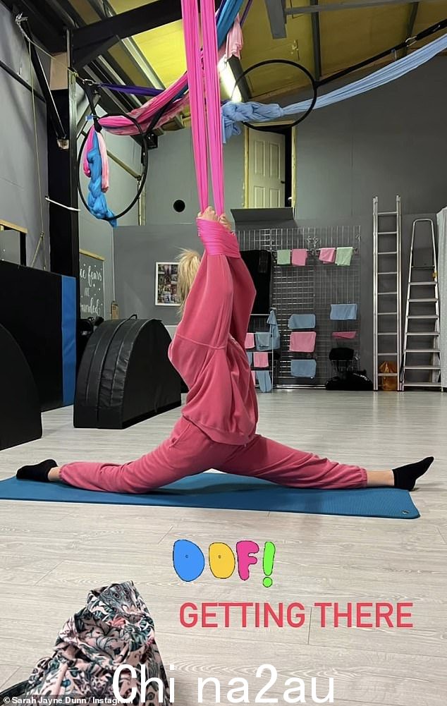 Stretch:圣橡树队的明星一直保持着粉丝最近几周在享受钢管舞的同时进行了更新,并一直在尝试学习劈叉,最近分享了一张快照,因为她解释说她正在“到达那里”