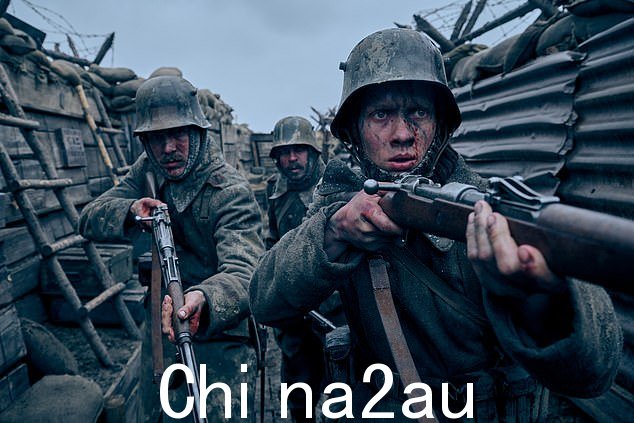 Acclaim:这部电影讲述了德国士兵保罗·鲍默 (Felix Kammerer) 的生活,他和朋友们一起入伍后,发现自己面对着战争的残酷现实,粉碎了他们的希望成为英雄