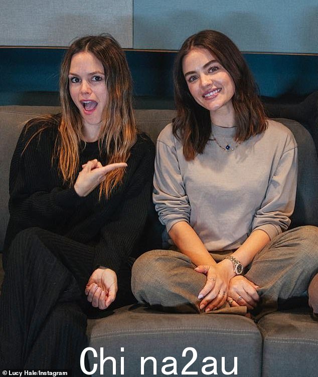播客:美少女的谎言校友本月早些时候在 Rachel Bilson 的 Broad Ideas 播客中公开了她的约会偏好