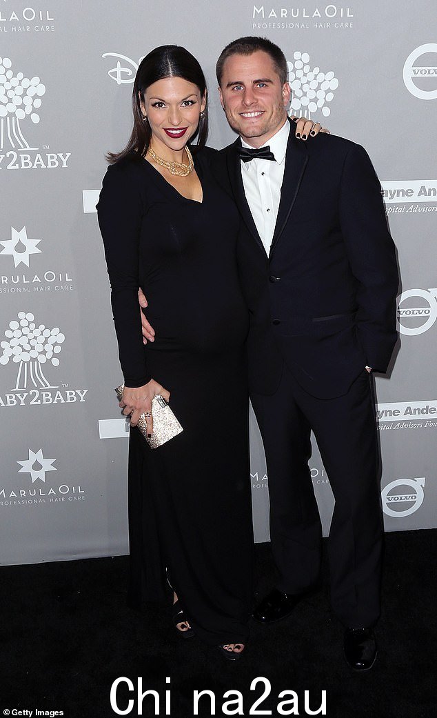 过去:Pappas 和 Stephen 于 2011 年 10 月结婚,并迎来了两个孩子,八岁的 Addison 和六岁的 Austin。2015 年见